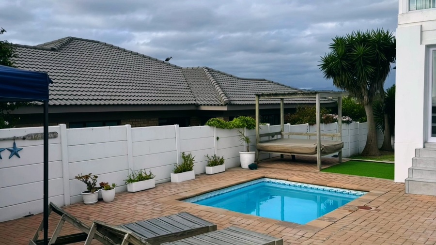 5 Bedroom Property for Sale in Reebok Western Cape